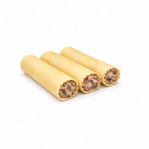 Tres canelons d’ànec amb ceps sense beixamel sobre fons blanc