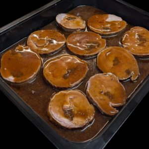 Vedella farcida botifarra , prunes i poma caramelitzada (ració de 300 grams)